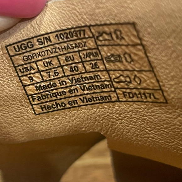 UGG black ankle strap Sandals 9 - Picture 10 of 10